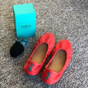 Poppy Tieks size 9